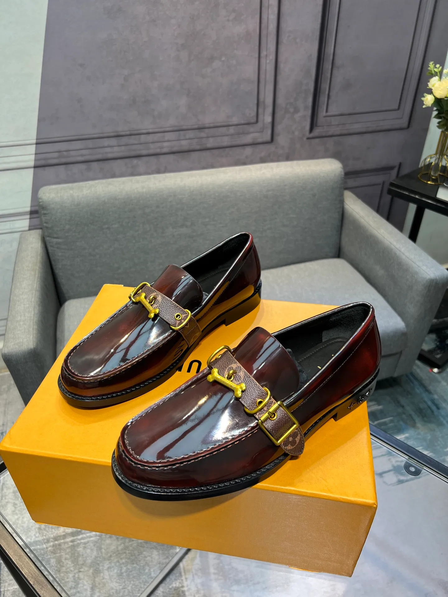 Men's shoes 💰960 LV top luxury brand, high-quality men's business formal leather shoes, imported genuine leather soles! Customized imported leather, the first layer of open-edge beaded lacquered cowhide, the texture is incomparable, the imported cowhide lining, high-end high-end shoes, don't miss it! size:39-44 (Male 38 45 46 customized)